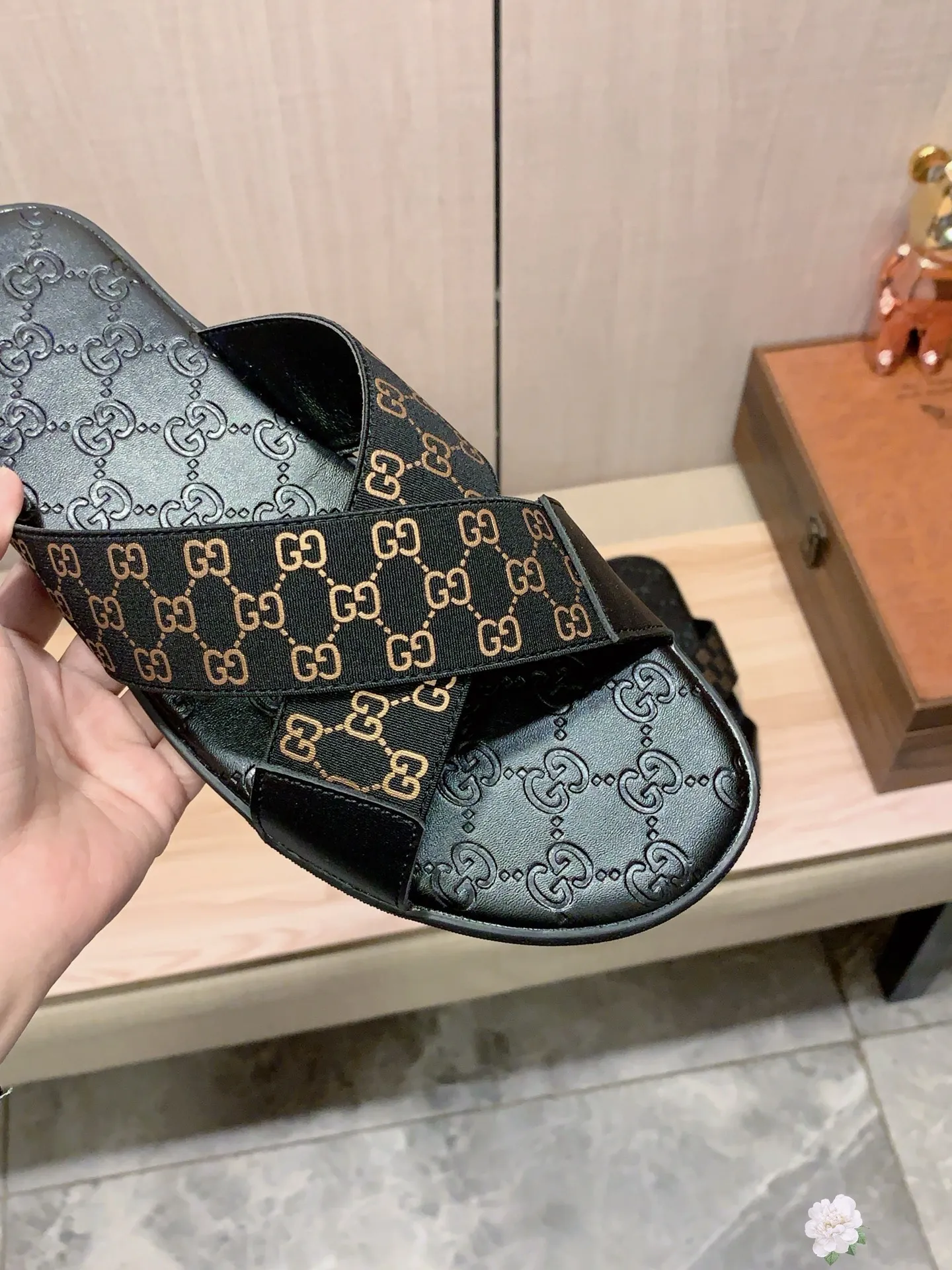 Slippers: New model: Factory price: 260💰💰🎩🎩🔥🔥《 Gucci* 》Series of slippers top purchasing agent🔍🔍Sold at the same time for men, original Italian imported webbing made of selected cowhide, exquisite workmanship,), sole: (super comfortable) original factory special sole, ⚠️exclusive double-layer movable molded sole super comfortable⚠️, real shot🎬the real thing is more beautiful🔍🔍266 regular code 38-44, can be ordered 45.
